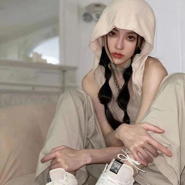 接近无限的白 海报